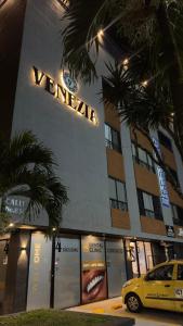 Un coche amarillo estacionado frente a un edificio en Venezia 208, en Cali 12 fotos más