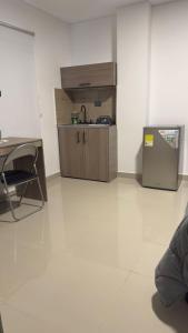 Habitación vacía con escritorio y cocina en Venezia 208, en Cali