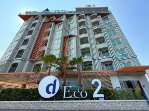Un gran edificio con un cartel delante. en Dday Luxury Pattaya by D-Eco Wellness Centre, en Norte de Pattaya