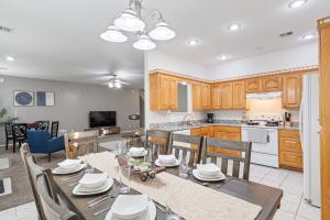 ベントンビルにあるSpacious 6 bed Bentonville House, Sleeps 12, Smart TVs, Wi-Fiのテーブルと椅子のあるキッチンとダイニングルーム