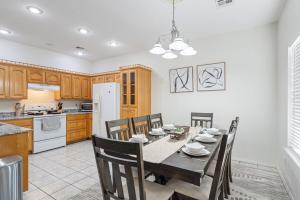 ベントンビルにあるSpacious 6 bed Bentonville House, Sleeps 12, Smart TVs, Wi-Fiのテーブルと椅子のあるキッチンとダイニングルーム