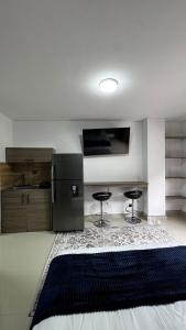 カリにあるVenezia 202のキッチン(黒いスツール2脚付)