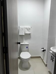 カリにあるVenezia 202のトイレと洗面台を備えた白いバスルーム +7枚の写真