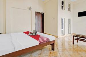 Postel nebo postele na pokoji v ubytování Hotel O Amulya Shri