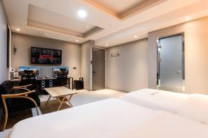 um quarto de hotel com duas camas e uma escrivaninha em HOTEL Juno em Yongin