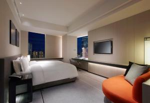 Humble House Taipei, Curio Collection by Hilton客房内的一张或多张床位
