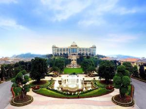 Un gran edificio con una fuente delante. en Hengda Hotel Jinshazhou, en Shijing