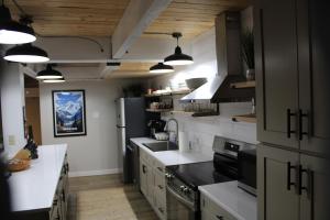 una cocina con fregadero y frigorífico en Tall Timber, en Packwood 22 fotos más