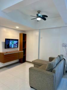 Televisyen dan/atau pusat hiburan di Eloisa's Tagaytay Budget Transient