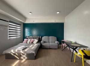 Postel nebo postele na pokoji v ubytování Condo near SM City Sta Rosa