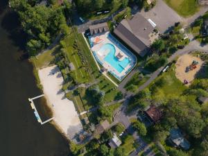 TobyhannaにあるGolden Deer Lodgeのスイミングプール付きの庭の景色を望めます。