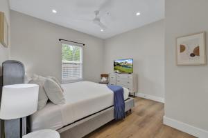 Katil atau katil-katil dalam bilik di The Grove D with Hot Tub & King Beds - Walk to Main