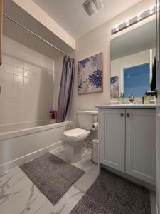 Bilik mandi di Pickering New Seaton Elegant Residence