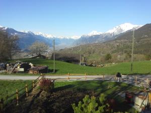 Blick auf eine Bergkette mit einer Straße in der Unterkunft Studio Le Plan Clou in Arbaz