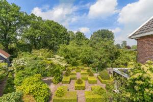Elle offre une vue sur un jardin avec des buissons et des arbres. dans l'établissement Bij Janneke, à Sleeuwijk
