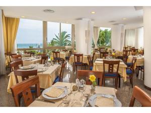 Reštaurácia alebo iné gastronomické zariadenie v ubytovaní Hotel Corallo