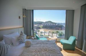 Postel nebo postele na pokoji v ubytování New Century Resort Wenzhou Golden Coast