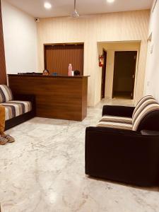 un vestíbulo con recepción y una persona en una habitación en Reliable Nest, en Chennai