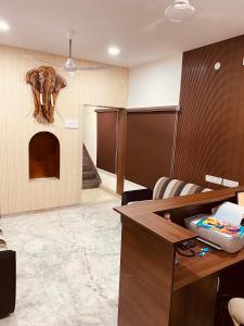 una oficina con un elefante en la pared en Reliable Nest, en Chennai