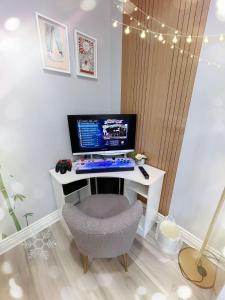 ein Computertisch mit Monitor und Stuhl in der Unterkunft 2-Cozy Private suite-Free parking-Netflix-Separate entrance-Self Check in in Richmond
