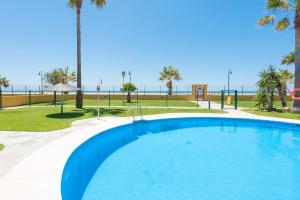 タリファにあるApartamento Tortuga Laúdのビーチを背景にしたスイミングプール