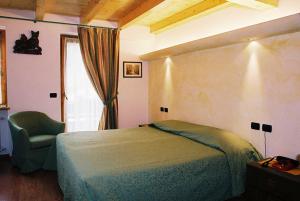 A bed or beds in a room at Hotel Stella Alpina