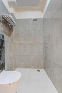 ウダイプールにあるGAJ VILLA Home Stayのトイレとシャワー付きのバスルーム