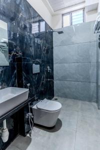 ウダイプールにあるGAJ VILLA Home Stayのトイレ、洗面台、シャワー付きのバスルーム +32枚の写真