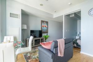 Χώρος καθιστικού στο Bright & Colourful 1Bd Apartment