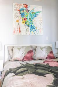 Ένα ή περισσότερα κρεβάτια σε δωμάτιο στο Bright & Colourful 1Bd Apartment