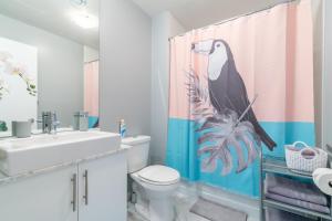 Ένα μπάνιο στο Bright & Colourful 1Bd Apartment +11 φωτογραφίες