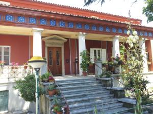 una casa antigua con escaleras y una lámpara en Casa Vacanze Villa Pompeiana, en Trieste