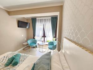Un dormitorio con una cama y una mesa y sillas. en Central Park, en Bermeo