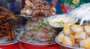 une table garnie d'assiettes de nourriture et de pain dans l'établissement Dong Loi Hotel, à Hue