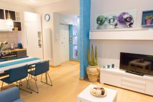 salon z kuchnią i jadalnią w obiekcie La Suite Sul Lago w mieście Capodimonte