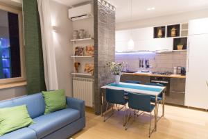 salon z niebieską kanapą i stołem w obiekcie La Suite Sul Lago w mieście Capodimonte