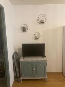 un téléviseur à écran plat sur un meuble dans une pièce dans l'établissement appartement T2 RDC, à Ax-les-Thermes