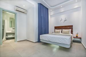 Un dormitorio con una cama grande y un baño. en Petini's Place, en Fira