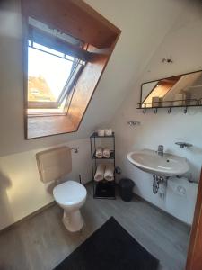 un baño con inodoro y lavabo en Altstadt Nest im Herzen der Stadt, en Villingen-Schwenningen