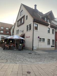 un edificio blanco con un paraguas delante en Altstadt Nest im Herzen der Stadt, en Villingen-Schwenningen