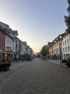una calle adoquinada en una ciudad con edificios en Altstadt Nest im Herzen der Stadt, en Villingen-Schwenningen 5 fotos más