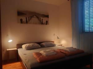 Ένα ή περισσότερα κρεβάτια σε δωμάτιο στο Villa Peragi - Triple Room with Balcony and Private External Bathroom