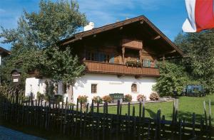 ein Haus mit einem Zaun davor in der Unterkunft Landhaus Gertrude Eder in Leogang