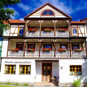 ein Gebäude mit Blumenkästen auf den Balkonen in der Unterkunft Pension Kurhausblick in Bad Suderode