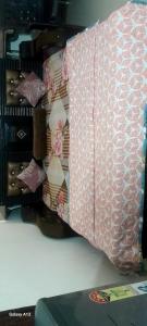 Postel nebo postele na pokoji v ubytování Paramanand maharaj marg Hare krishna orchid vrindavan dham