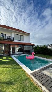 a pink swan in a swimming pool in a house at Vila Billy II in Munggu