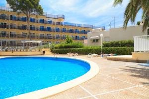 a large swimming pool in front of a building at UHC Font de Mar Apartments in Salou