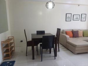 a living room with a table and a couch at Pasay 1BR Family Staycation with Parking in 150 Newport Boulevard near Resort World & NAIA T3 in Manila +23 photos