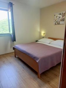 ein Schlafzimmer mit zwei Betten und einem Fenster in der Unterkunft Casa Panorama Sunset in Rabac