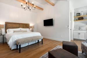 En eller flere senge i et værelse på The Stables Suite Two